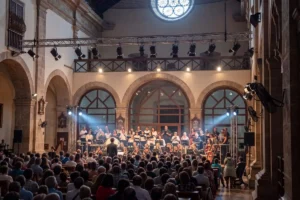 Focos LED y efectos de iluminación en un evento