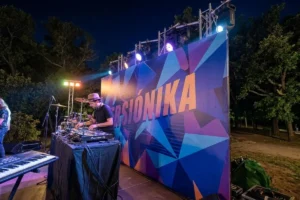 Pantallas LED y estructuras en un concierto