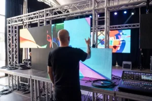 Equipo técnico durante el montaje de la producción de un evento